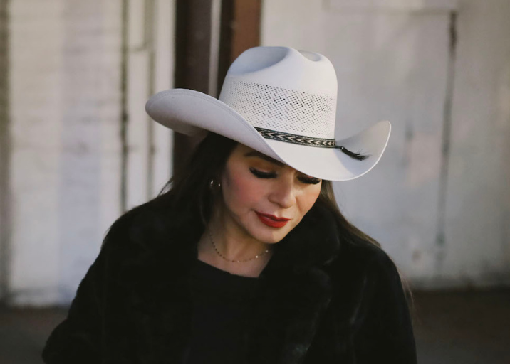 a stylish classic cowboy hat with a neutral color that is suitable for both men and women